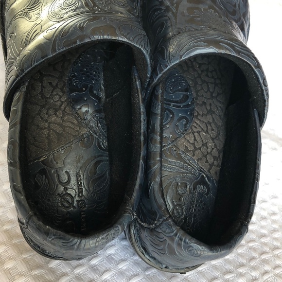 b.ø.c. Peggy Slip-On Embossed Clog - Picture 9 of 12
